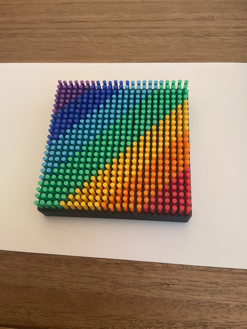 Brinquedo sensorial de pinos coloridos impresso em 3D