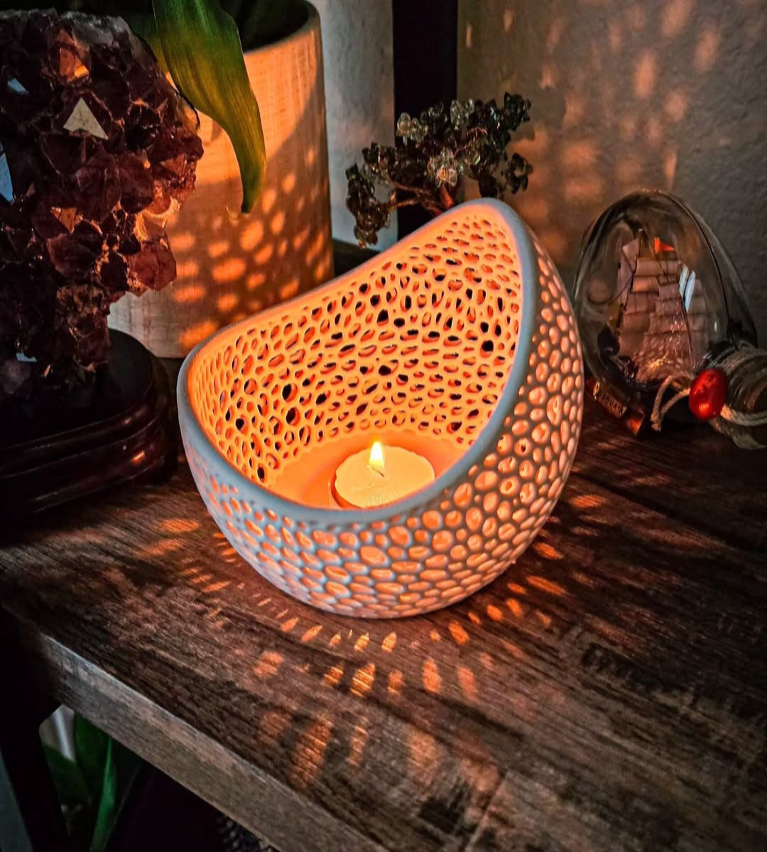 Luminária castiçal perfurada impressa em 3D com vela